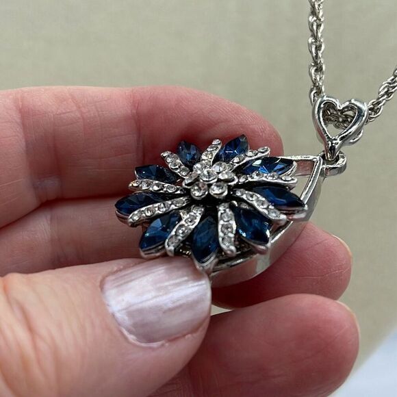 Sapphire CZ’ large flower pendant on a long 21” rope chain - Picture 6 of 10